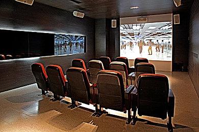 玩家用《我的世界》还原《GTA6》预告片